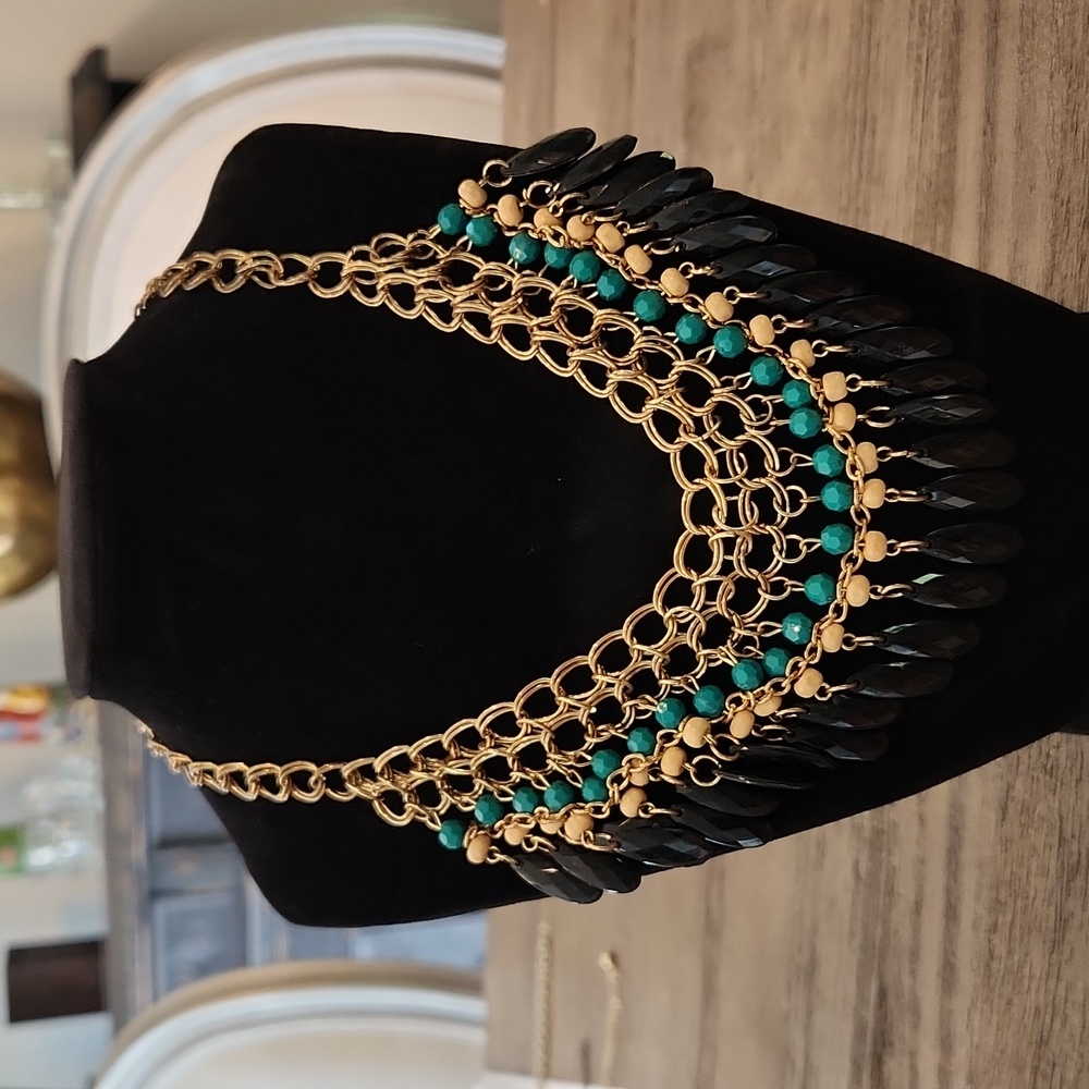 Beautiful gold tone necklacewiyh  beads